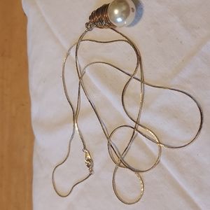 Faux pearl with goldtone woven wire.